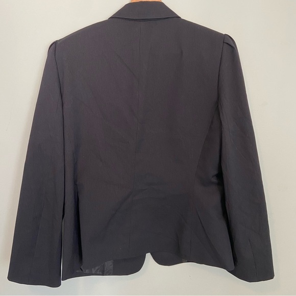 Tahari Black Blazer with Notched Lapels and Tailored Fit - Picture 4 of 6